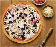 ham, salami, champignons, uien, olijven