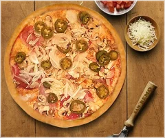 Ham, spek, champignons, uien en jalapenopepers